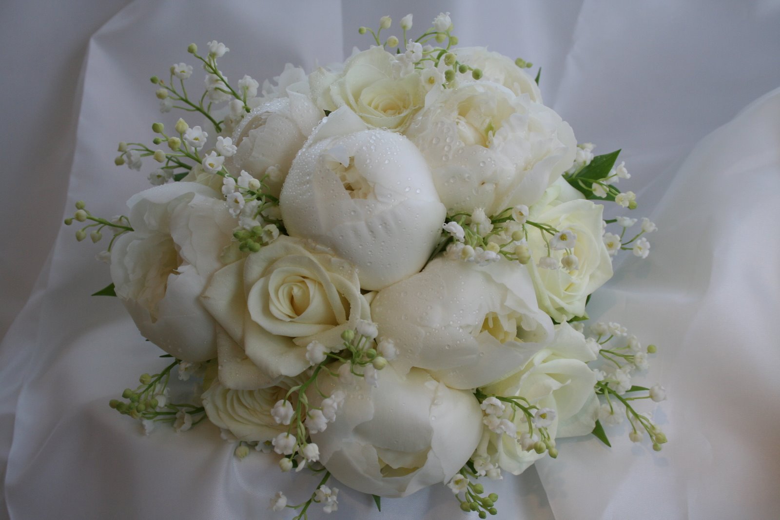 white+peony++rose+wedding+bouquet